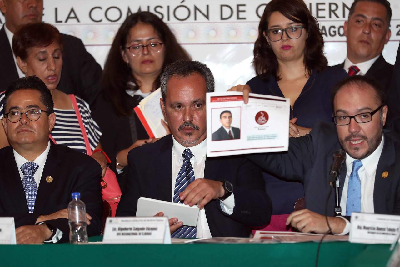 Esta mañana de lunes, el jefe delegacional en Tláhuac, Rigoberto Salgado Vázquez (centro), fue notificado de manera oficial sobre el proceso de destitución. (ARCHIVO)