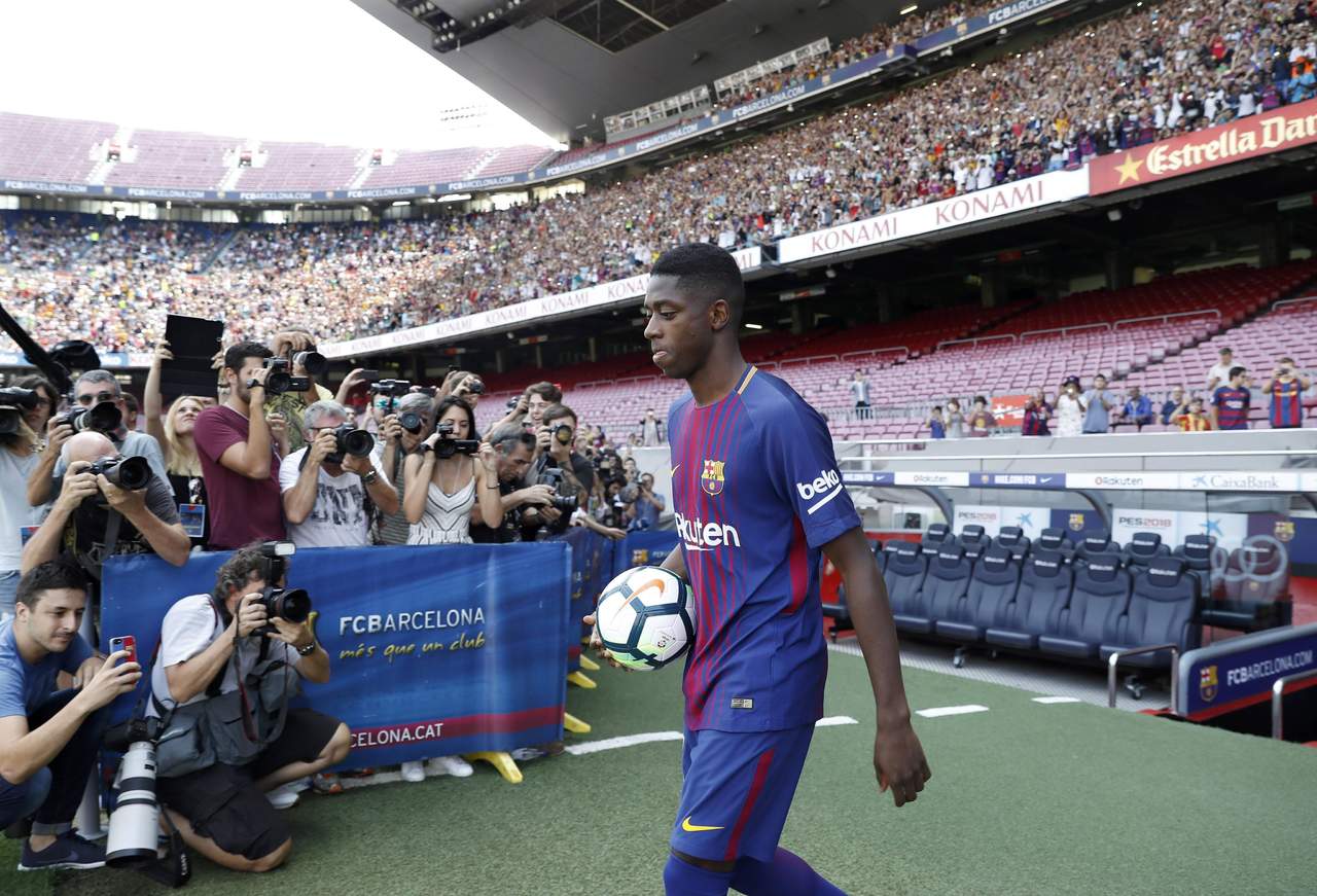 Ousmane Dembélé fue presentado ante los aficionados del Barcelona. (EFE)