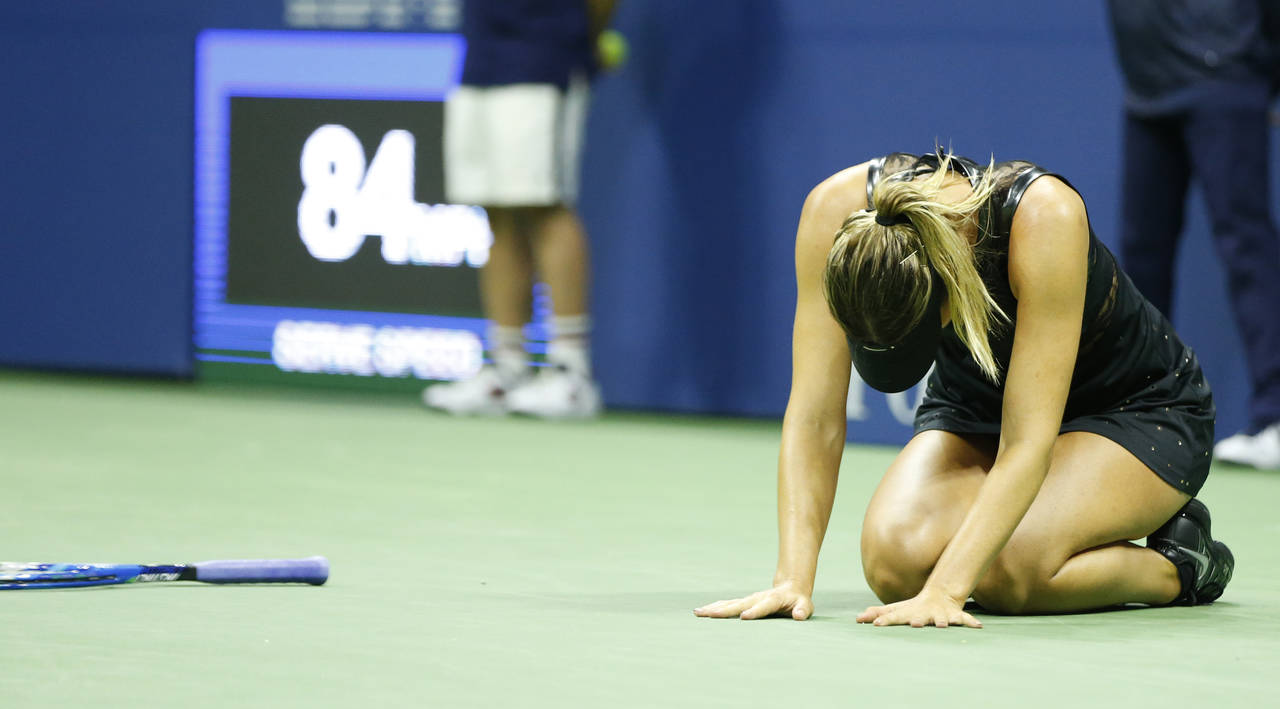 En un gran partido, Maria Sharapova superó 6-4, 4-6, 6-3 a Simona Halep en su regreso a las canchas en un Grand Slam. (AP)