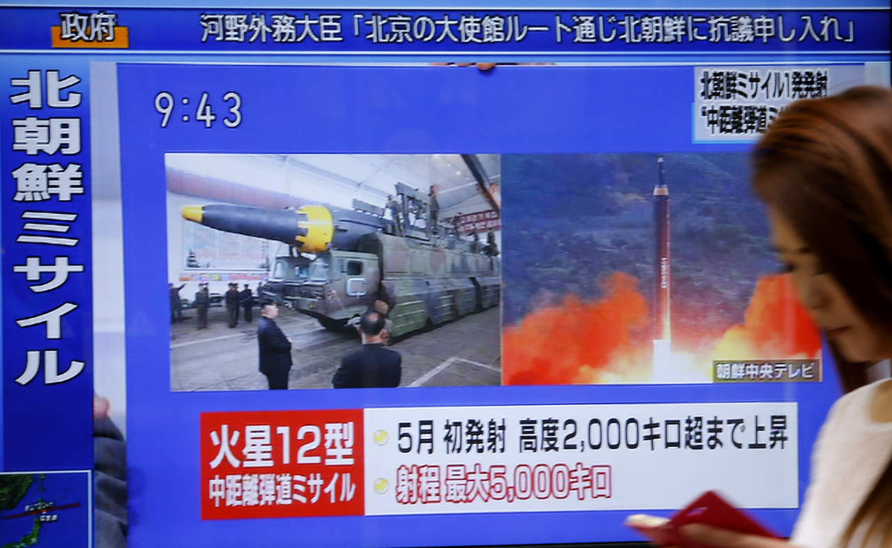 Pyongyang lanzó un misil balístico que sobrevoló Japón. (AP)