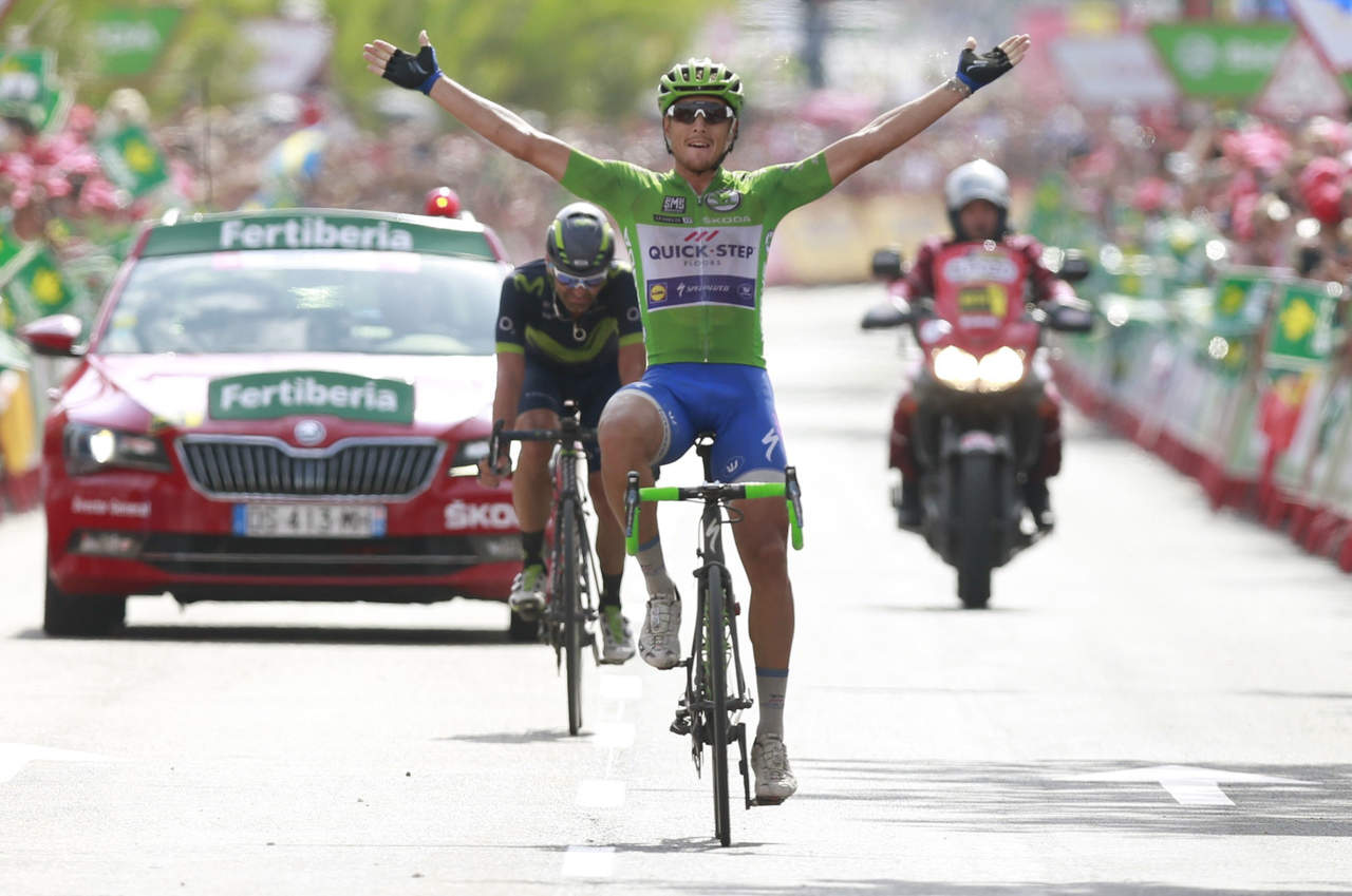 Matteo Trentin celebra luego de cruzar la meta en la primera posición al finalizar la décima etapa de la Vuelta a España. (EFE)