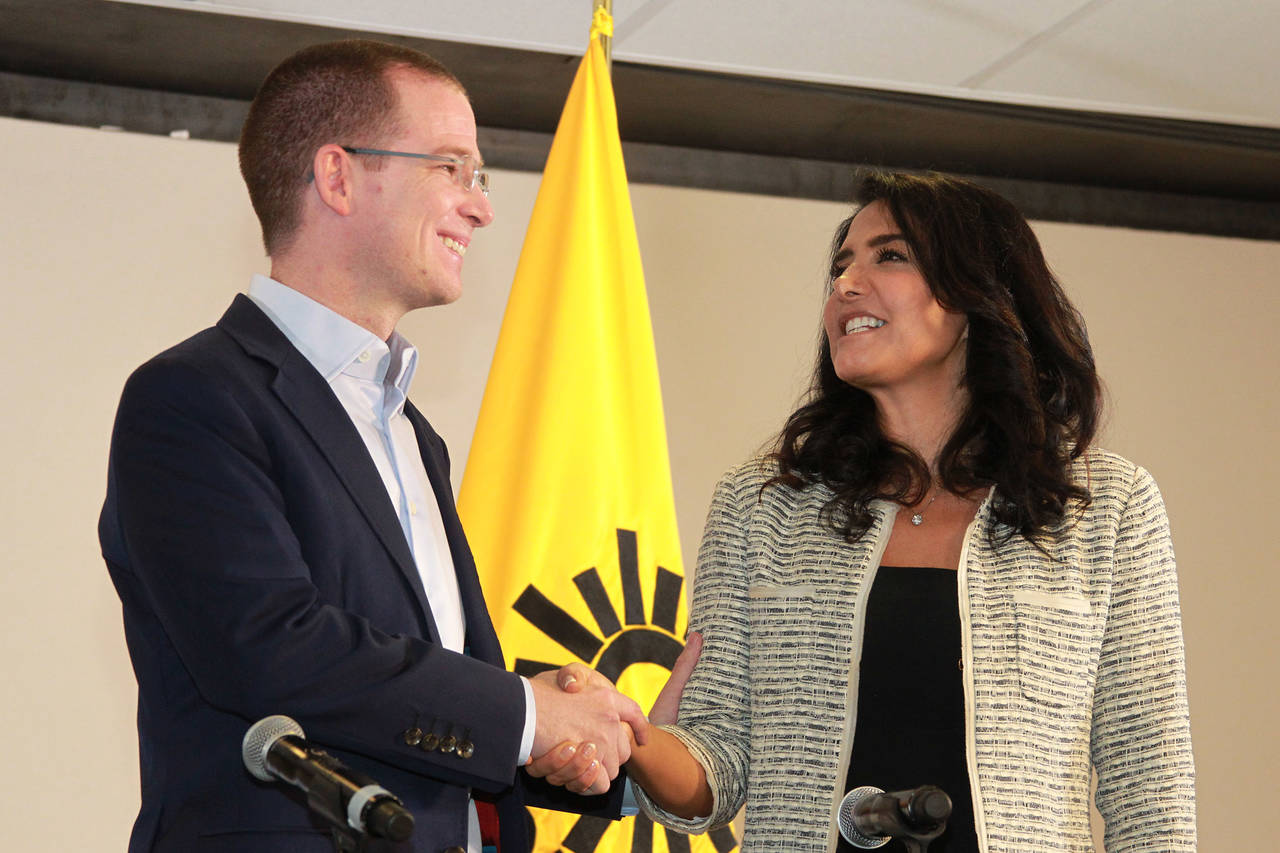 Juntos. Ricardo Anaya del PAN y Alejandra Barrales del PRD, dieron el primer paso del Frente. (ARCHIVO)