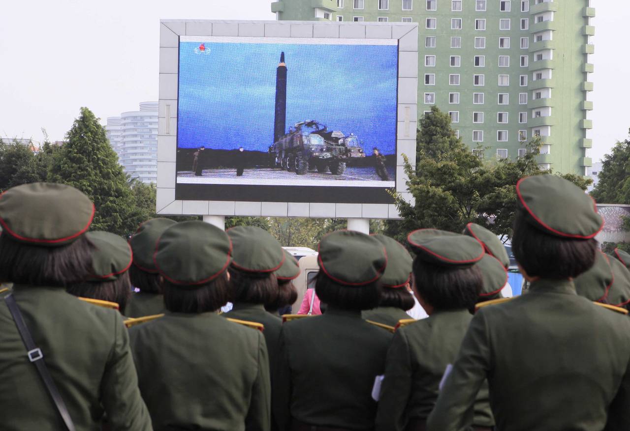 Testigos. Varias personas en Pyongyang, Corea del Norte, siguieron el lanzamientos del misil balístico. (AP) 