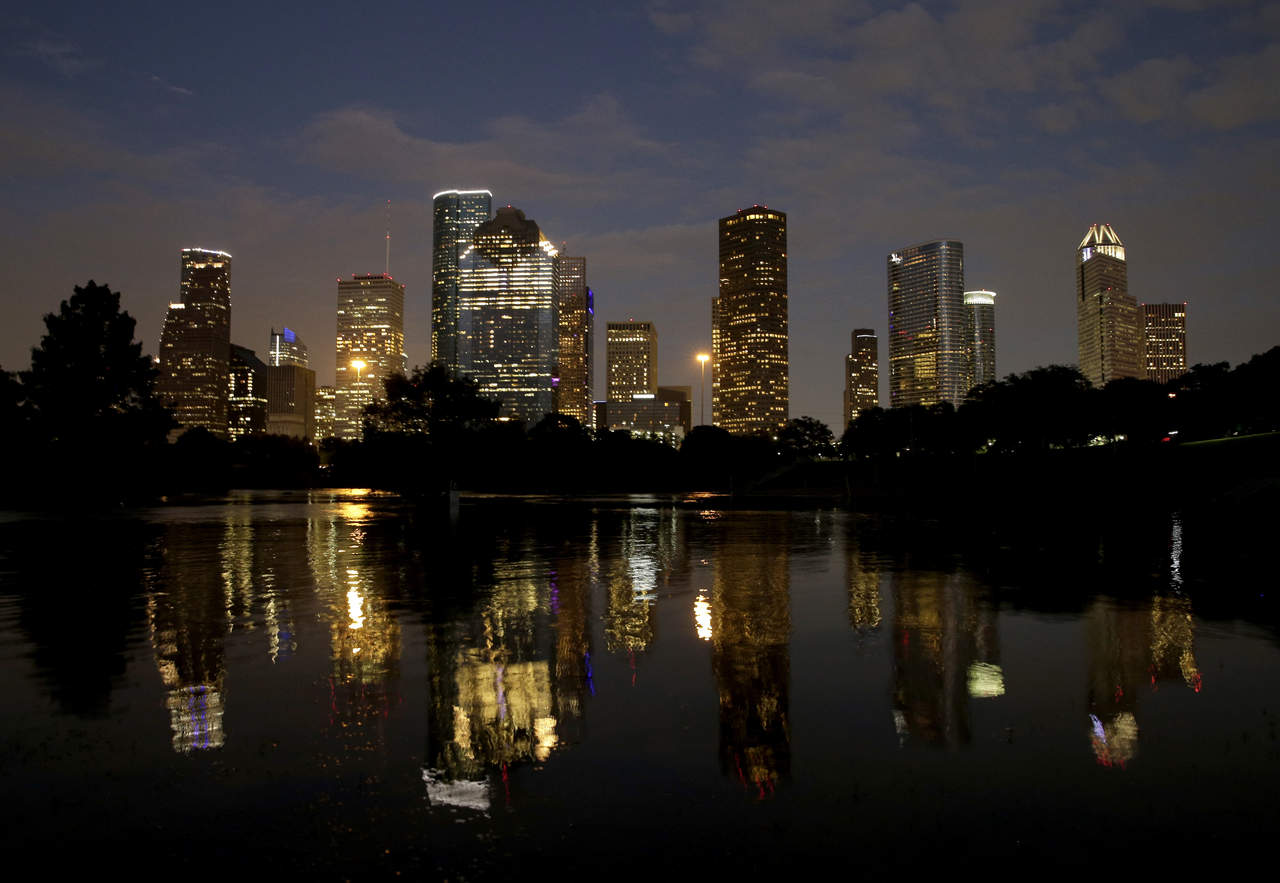 Recuperación. Las luces de los edificios del centro en Houston se reflejan en el agua que ha inundado
Buffalo Bayou. En gran parte de la ciudad el nivel del agua que dejó ‘Harvey’ se mantiene. (AP)
