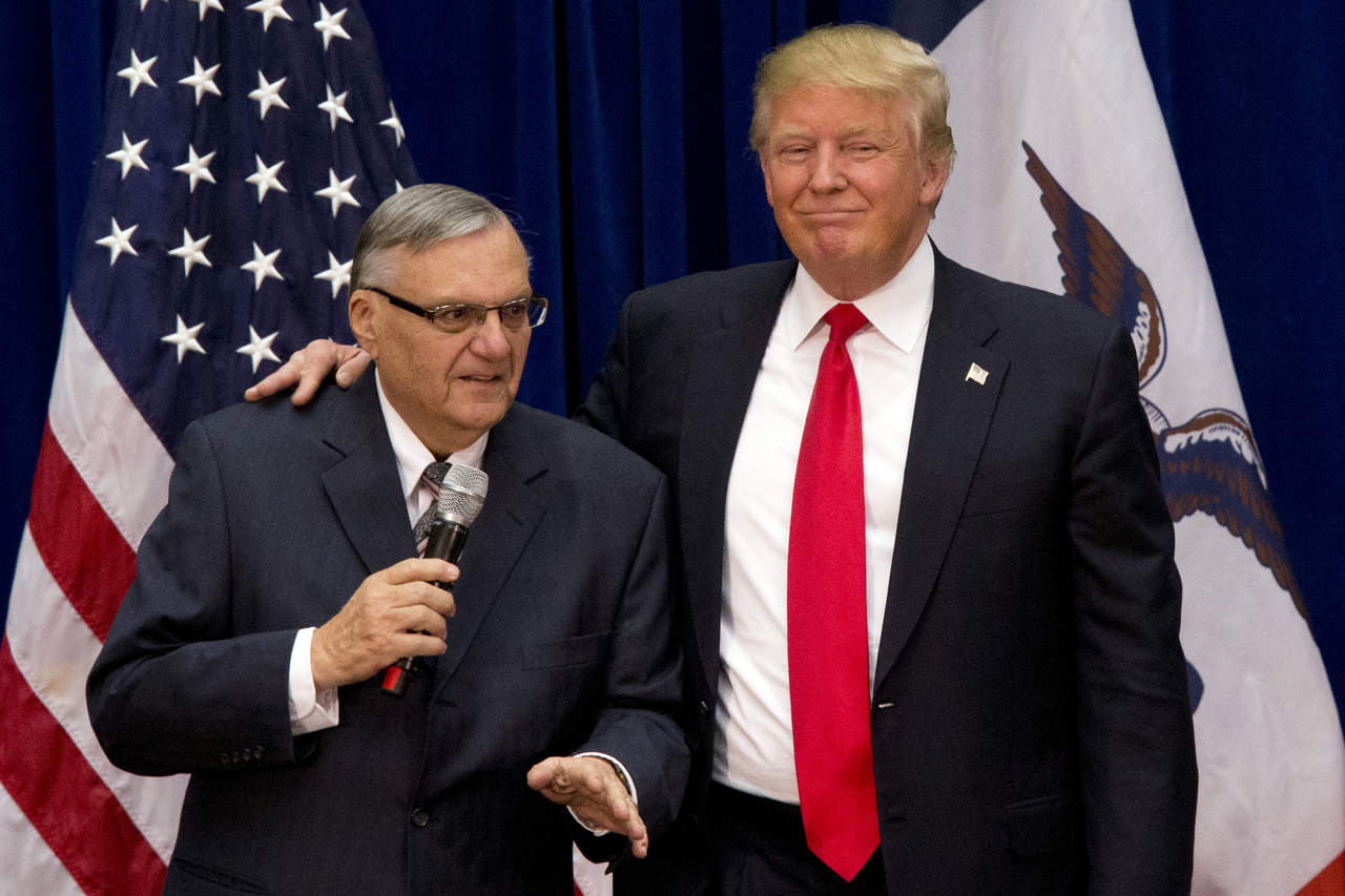 En contraste con la defensa que Trump hizo de su indulto a Arpaio, 60 por ciento de los encuestados califica de “equivocada” la controvertida decisión del mandatario, contra 34 por ciento para quien es lo correcto. (ARCHIVO)