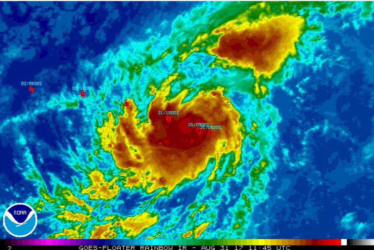 El CNH advirtió de que 'Irma' seguirá fortaleciéndose, por lo que es probable que se convierta en un huracán de categoría mayor esta noche. (ESPECIAL)