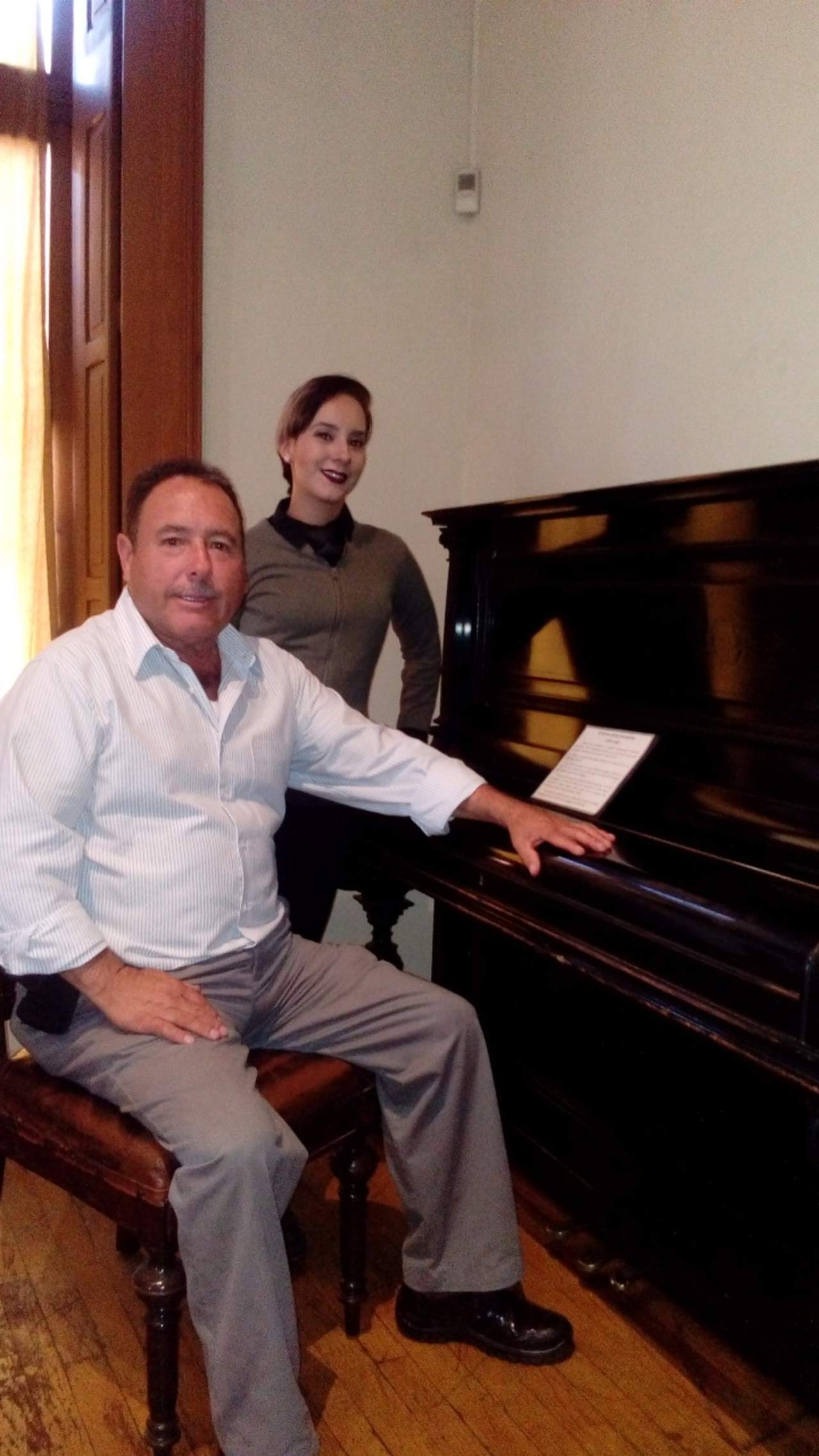 Rutilio inició su trayectoria desde pequeño. Egresó de la Escuela de Música de la Ujed y formó parta de la sección de contrabajos de la Orquesta Sinfónica de la institución. Ha colaborado con el jazzista Pedro Plascencia, en la orquesta de Luis Alcaraz Jr. y con el arreglista peruano Pancho Sáenz. (ESPECIAL)