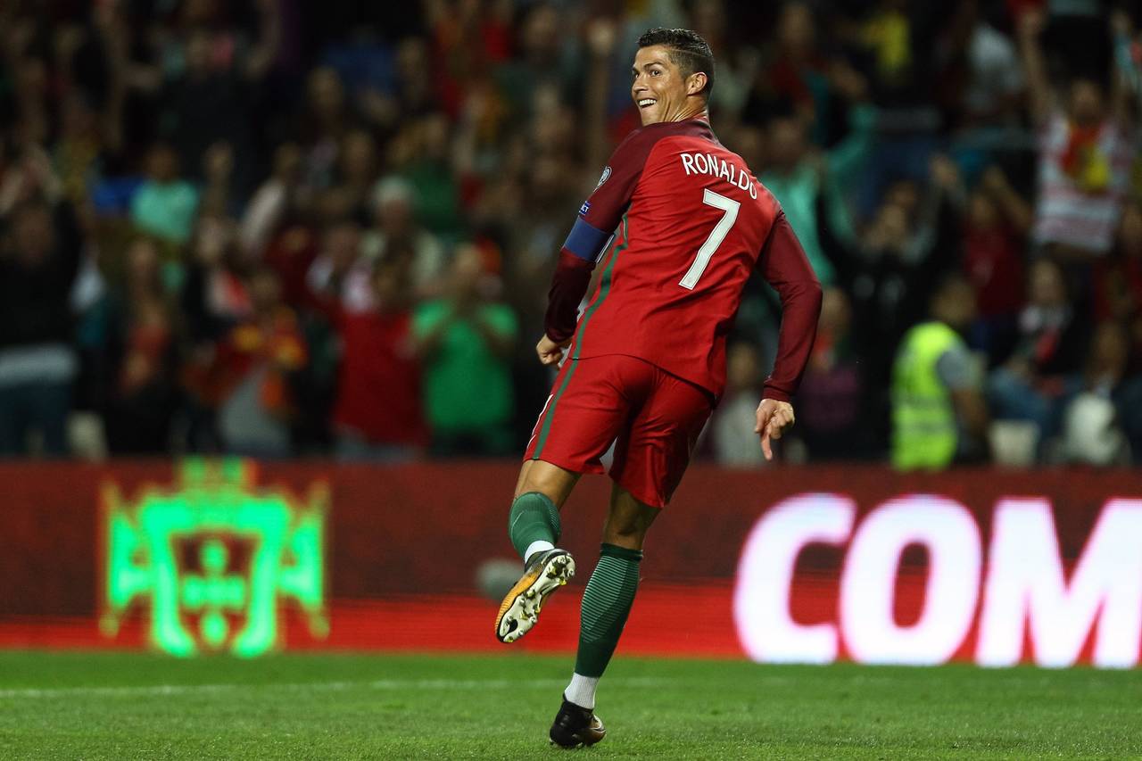 El portugués Cristiano Ronaldo celebra uno de sus goles ayer. (EFE)