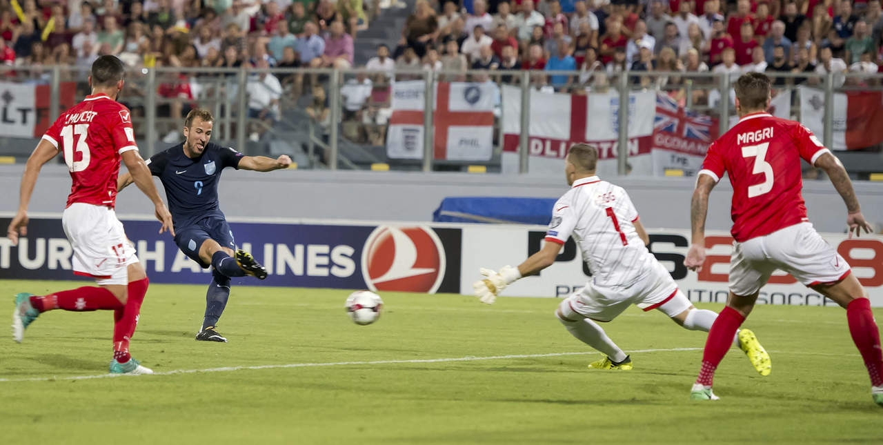 Harry Kane anotó dos tantos en la goleada de Inglaterra 4-0 a Malta. (AP)