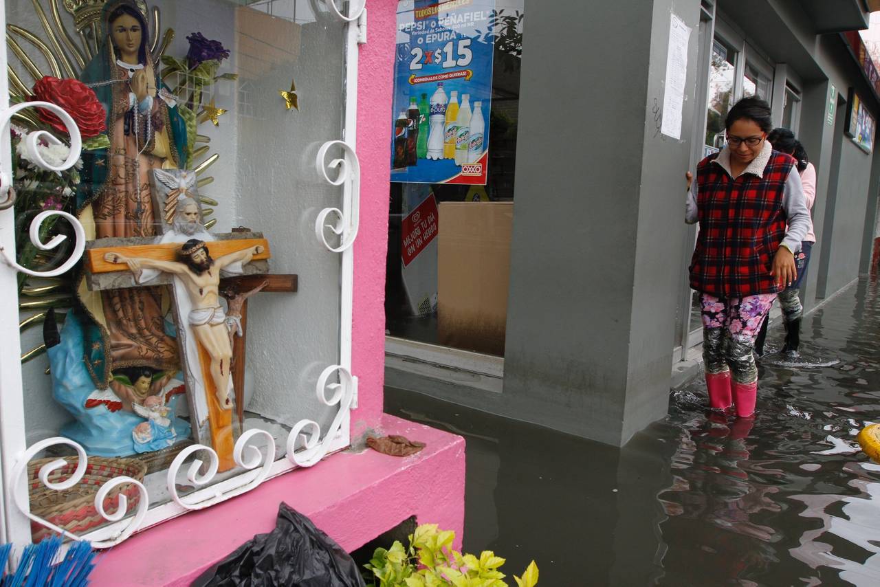 Caos. La presencia de lluvia en varias zonas de la Ciudad de México provocó inundaciones en diversos puntos.
