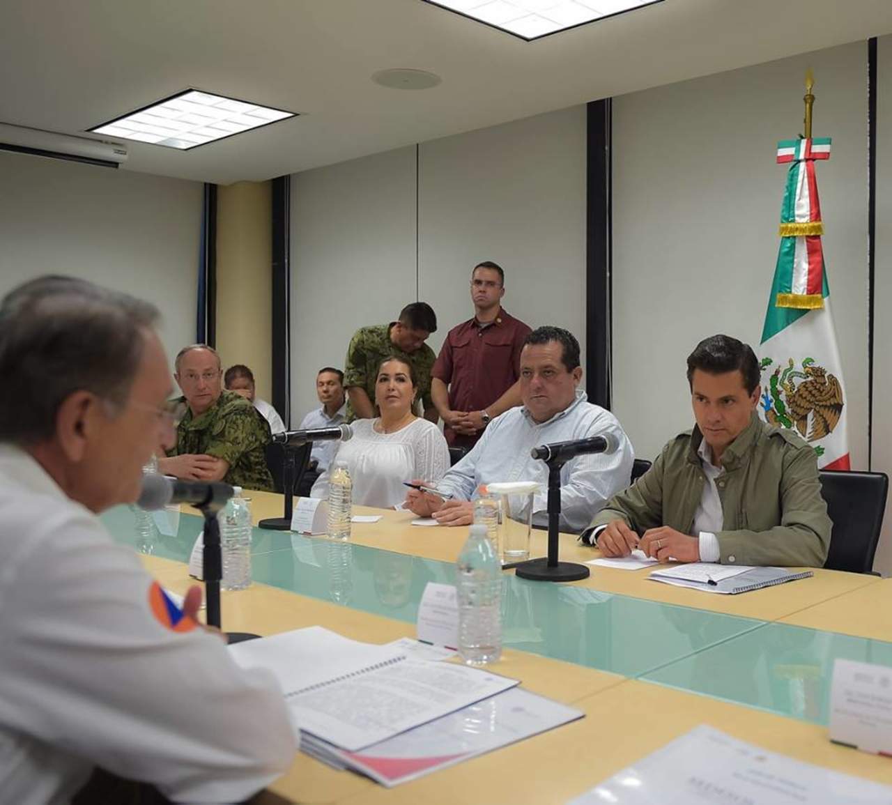 El presidente Enrique Peña Nieto dirigió un mensaje en un albergue, acompañado del gobernador Carlos Mendoza Davis. (TWITTER)