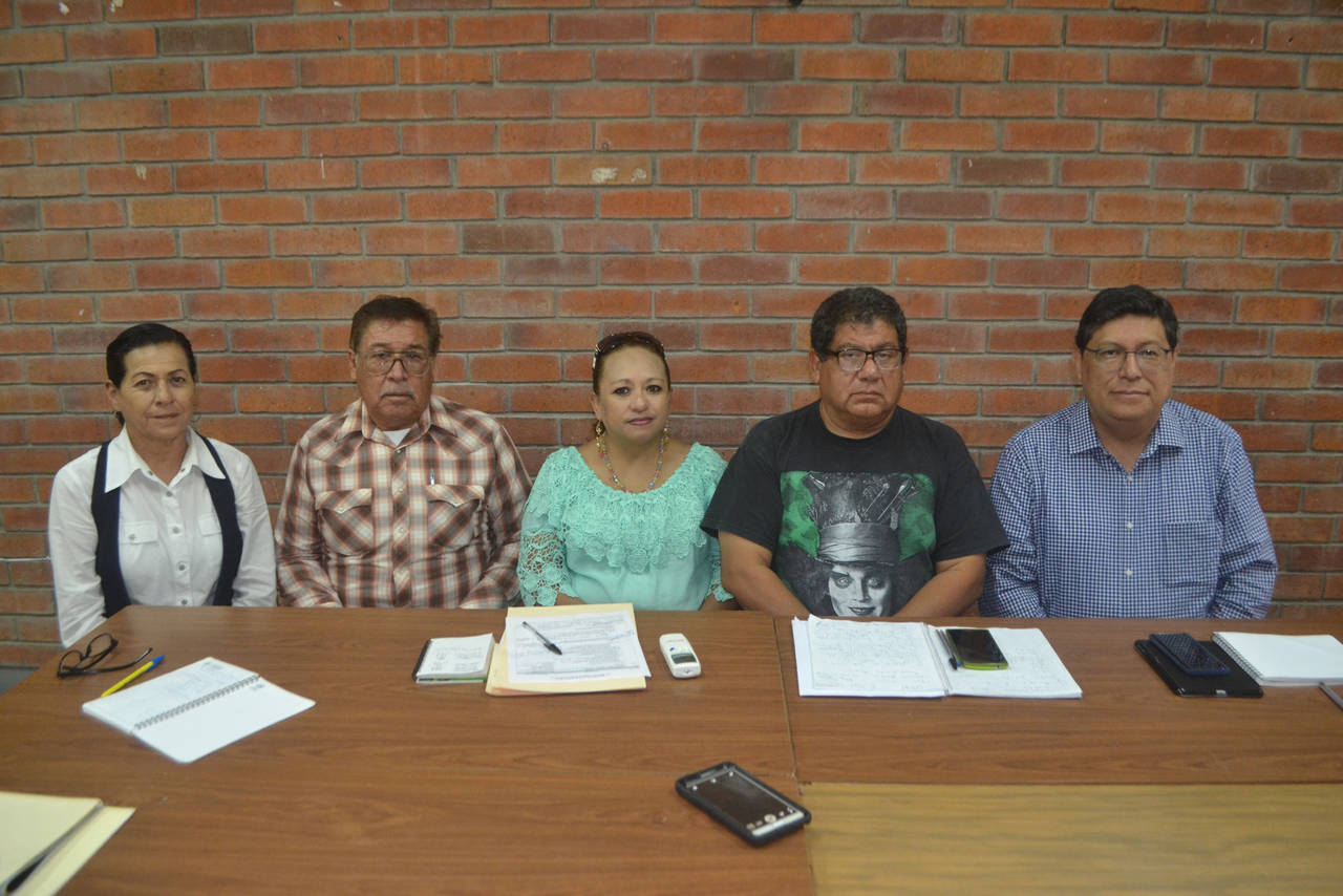 Problemática. Ayer, el doctor Manuel Fuentes Muñiz, estuvo en la Universidad Pedagógica Nacional (UPN) de Torreón para hacer un análisis de las Clínicas del Magisterio y de la Dipetre. (ANGÉLICA SANDOVAL)