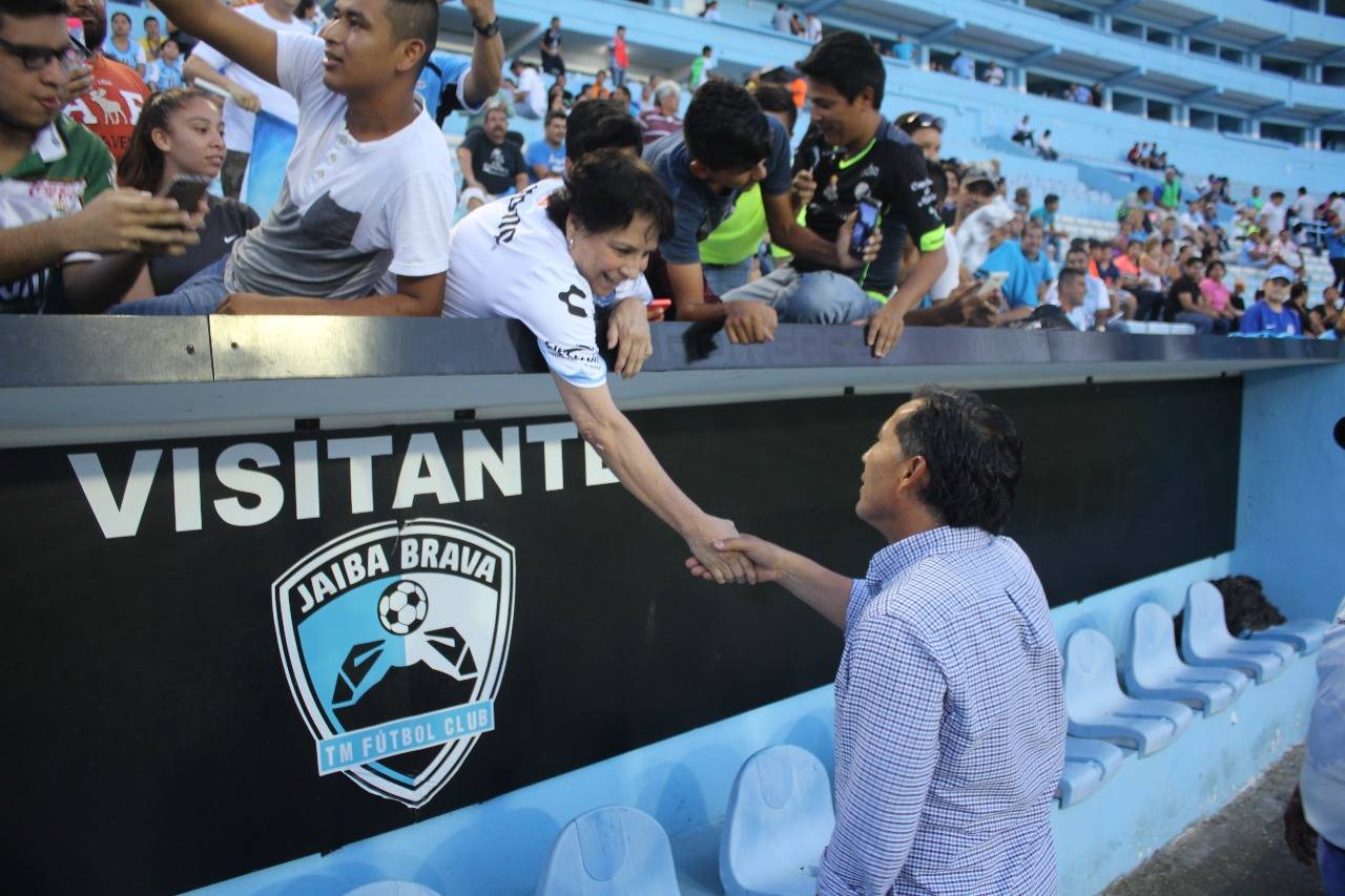 El 'Maestro' Benjamín Galindo se dio tiempo para saludar a los aficionados del equipo donde comenzó su carrera como profesional. (Cortesía)