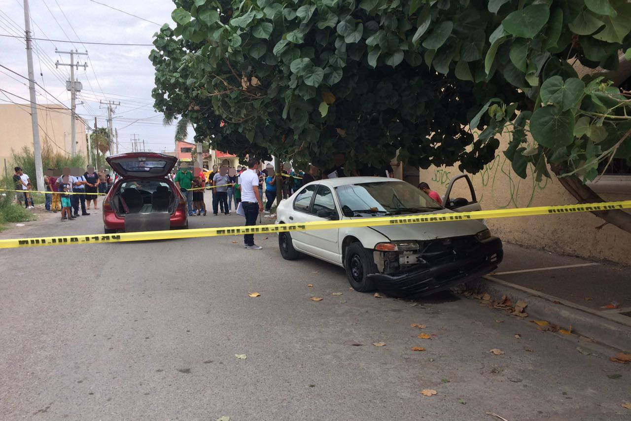 Muerto. Conductor sufre infarto  y choca contra árbol en calles de la colonia Villa California. (EL SIGLO DE TORREÓN)