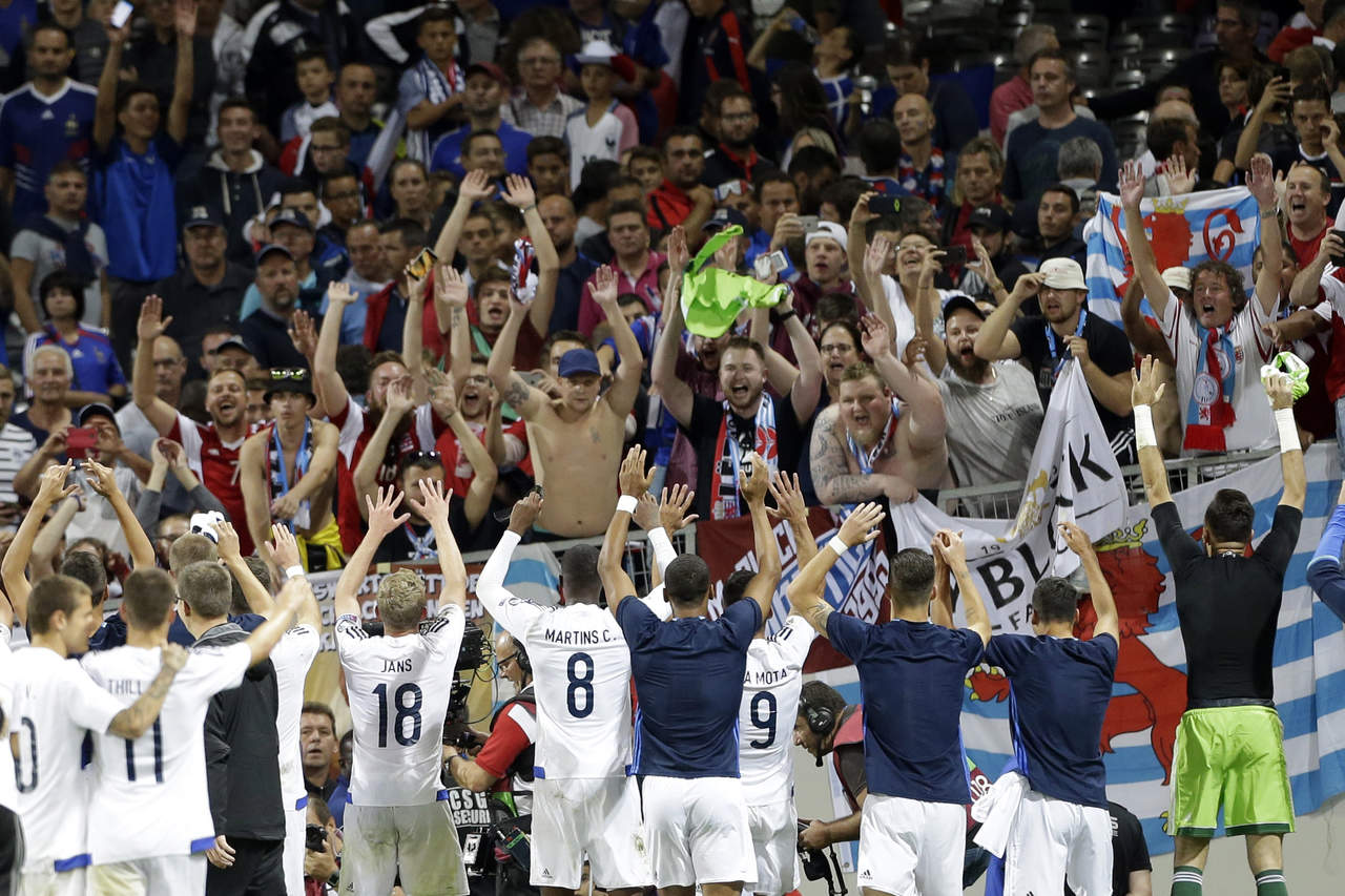 Los jugadores de Luxemburgo celebran con sus aficionados luego de sacar el empate a cero en Francia. (AP)
