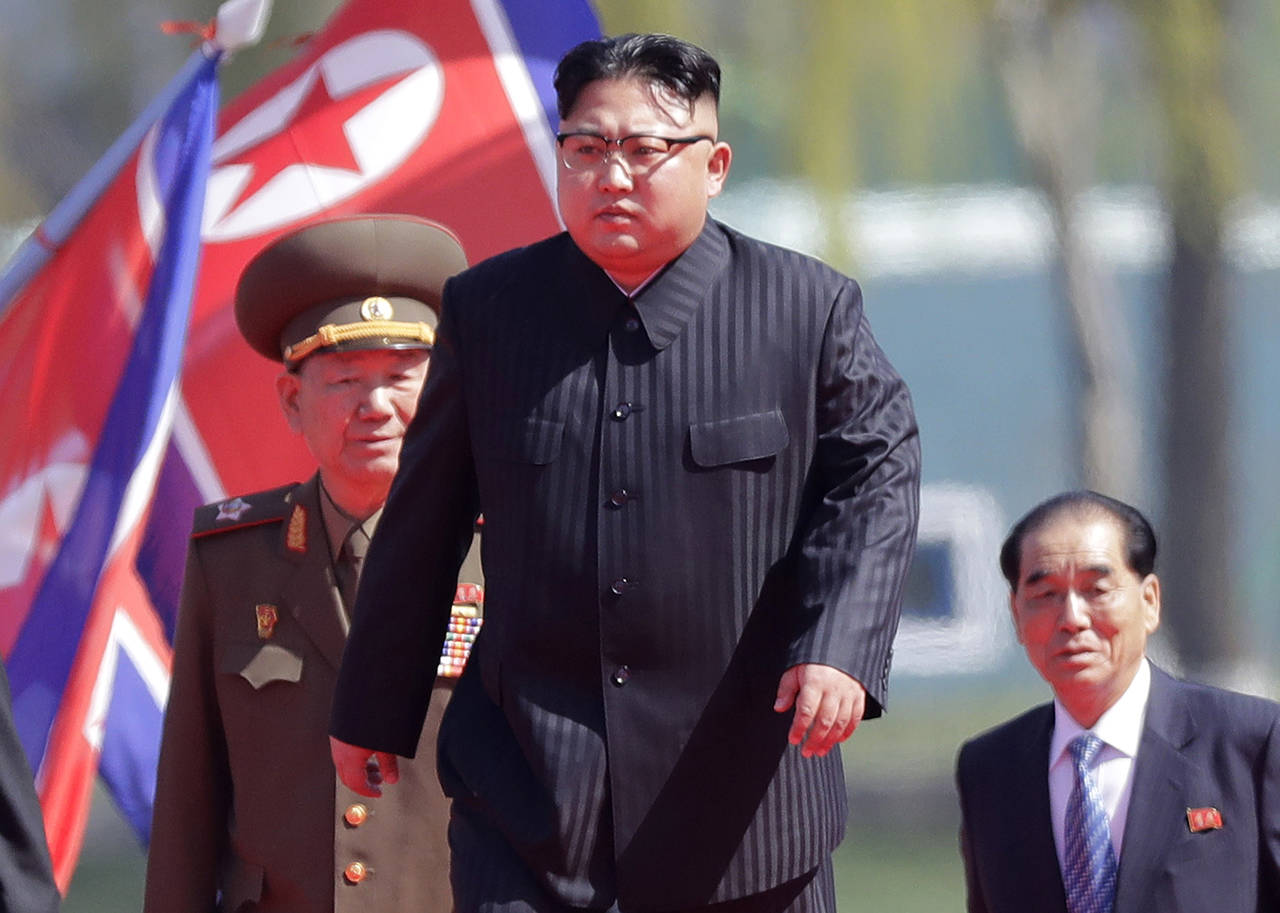 Orden. Según fuentes de Norcorea, Kim Jong-un (Cen.) mandó realizar el ensayo con la bomba H. (AP)