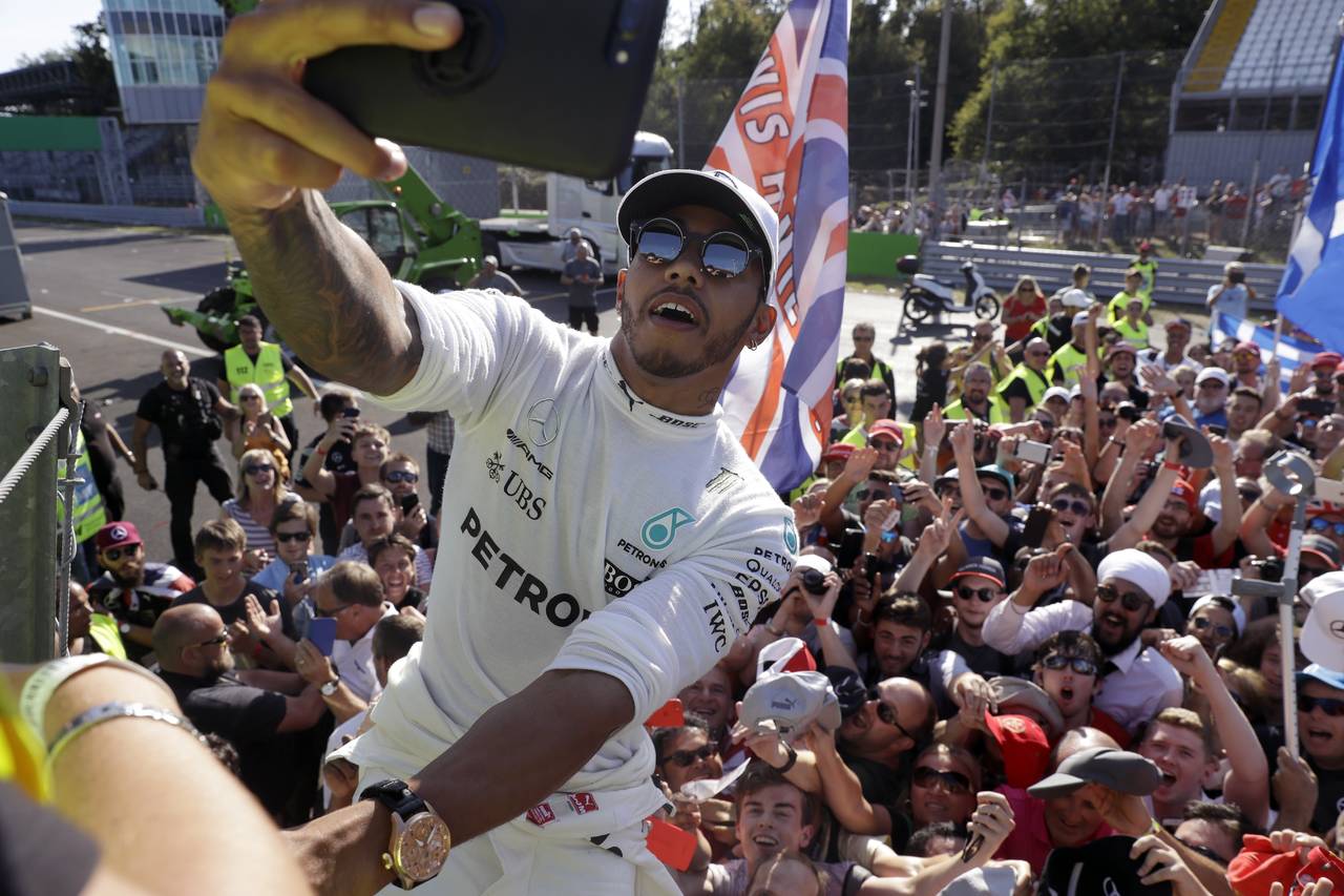 El británico Lewis Hamilton se toma una selfi durante la celebración de su triunfo en Italia. (AP)