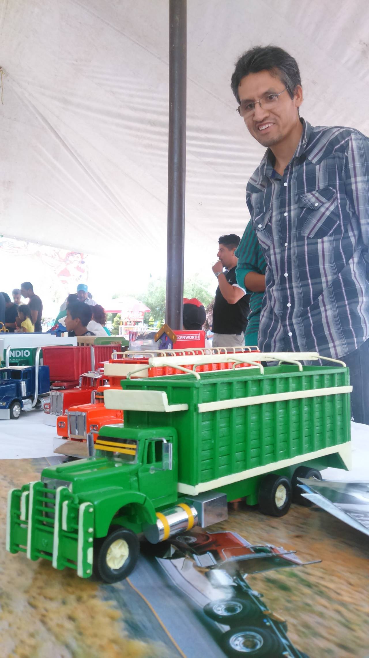 Enamorados. El artesano Rubén Ruiz Martínez, quien desde hace 15 años se dedica a elaborar con madera y aluminio todo tipo de autos a pequeña escala, y participa en eventos internacionales. 