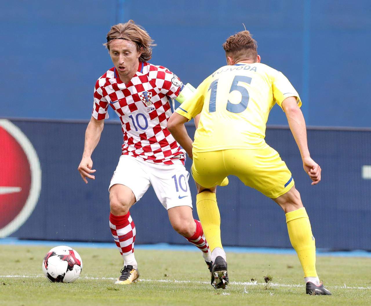 Luka Modric controla el balón en el partido contra Kosovo. (EFE)
