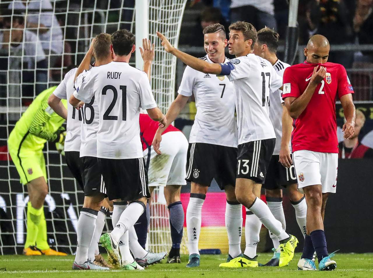 Alemania aplastó 6-0 a Noruega y está a un punto de amarrar su boleto directo al Mundial de Rusia. (EFE)
