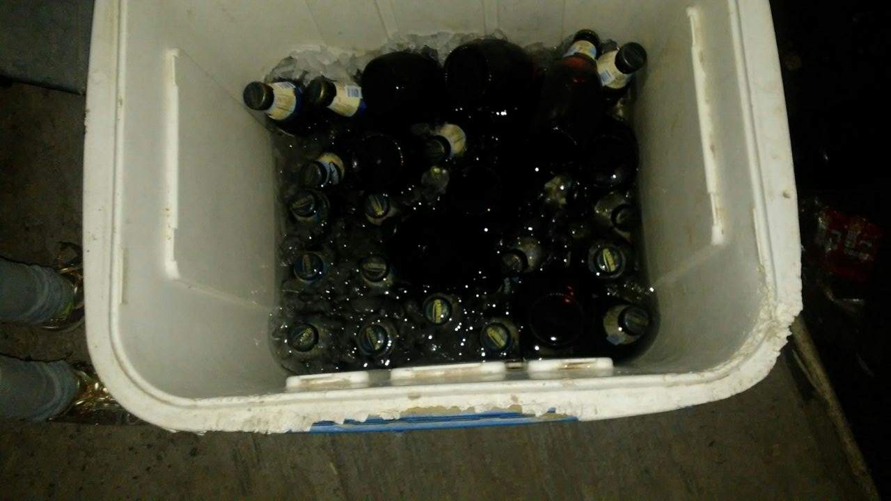 La cerveza se vendía a 20 pesos. Fueron 10 charolas las decomisadas. (CORTESÍA)