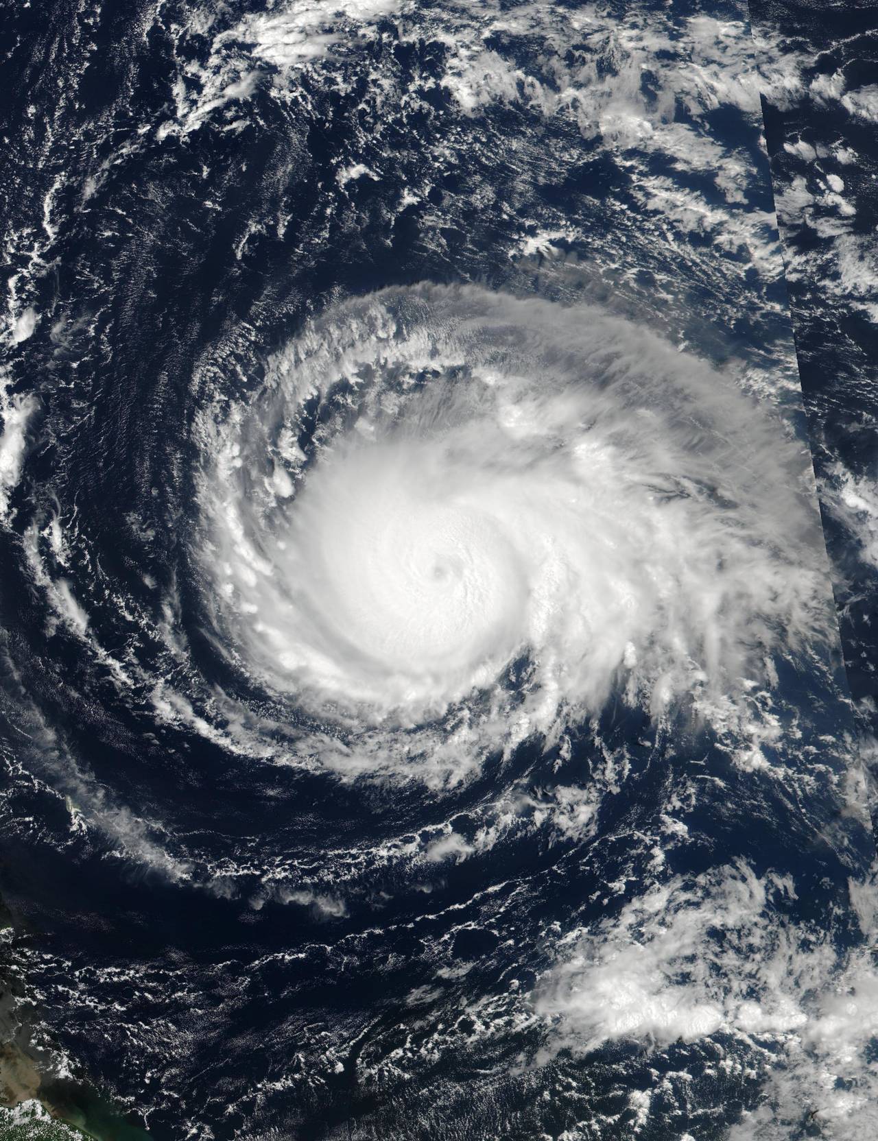 En marcha.  El huracán Irma se fortaleció en una tormenta de categoría 4, pero no tiene un camino distinto. (EFE)