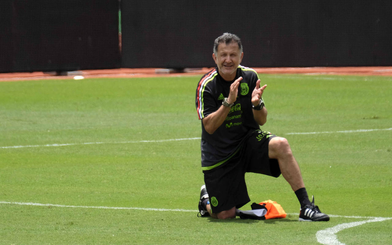 El director técnico de México, Juan Carlos Osorio, durante un entrenamiento en el Estadio Nacional de San José, Costa Rica. 