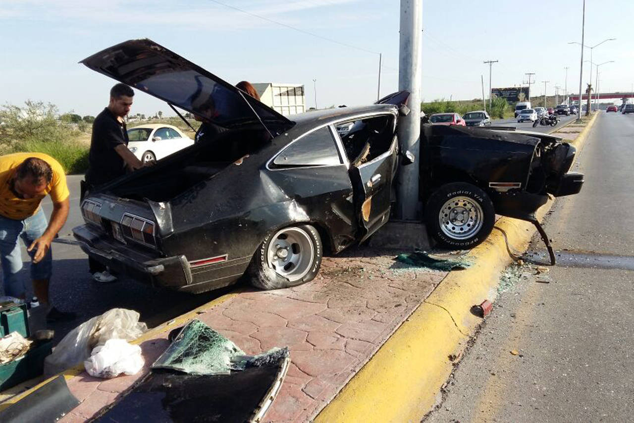 Milagro. Destroza su auto al impactarse contra una luminaria de la carretera Torreón-San Pedro. (EL SIGLO DE TORREÓN) 