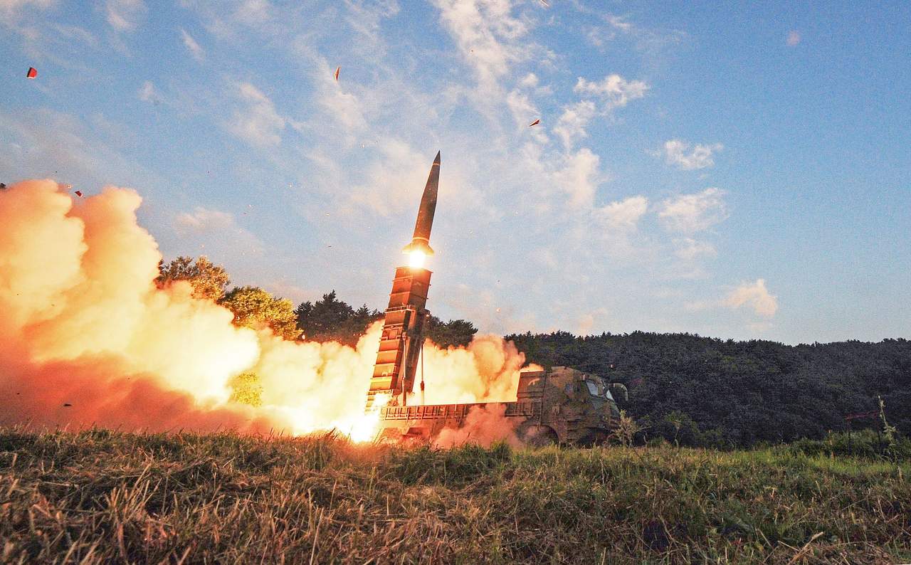 Corea del Sur y Estados Unidos acordaron ayer levantar los límites sobre la capacidad de carga de los misiles surcoreanos, con vistas a reforzar las competencias defensivas de Seúl tras el ensayo nuclear norcoreano del tres de septiembre de 2017. (EFE)