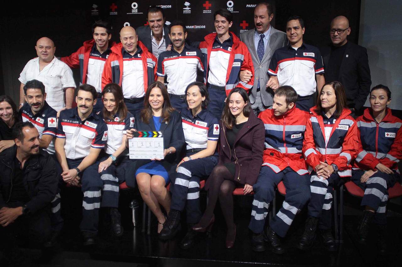 Los actores Marianna Burelli, Antonio Gaona, Gabriela de la Garza, Rodrigo Murray y Luis Arrieta, entre otros, durante la presentación de la nueva temporada de la serie Paramédicos. (EL UNIVERSAL)