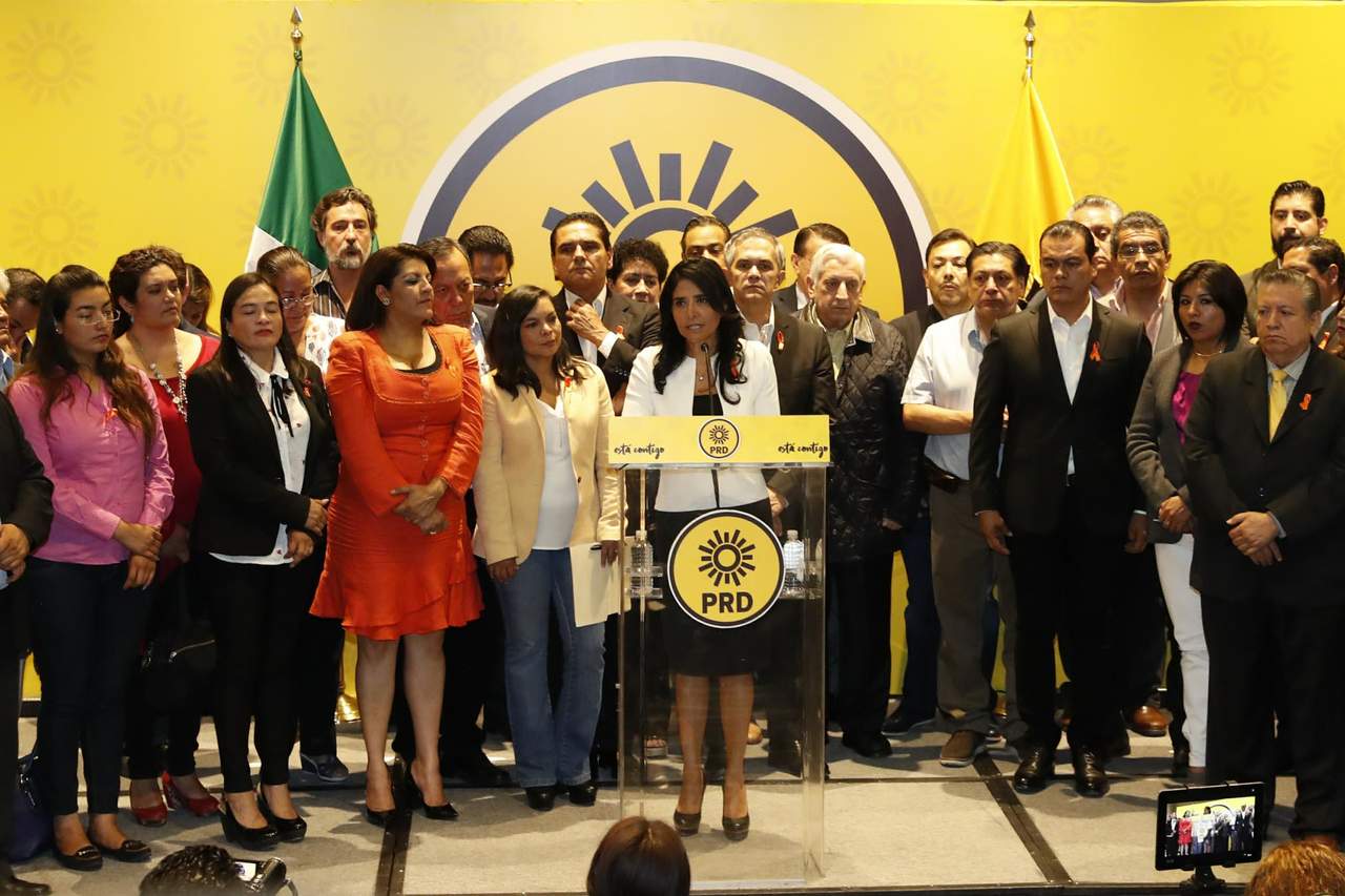 Diversos integrantes del Comité Ejecutivo Nacional del Partido de la Revolución Democrática (PRD); en el centro, la líder nacional, Alejandra Barrales. (ARCHIVO)
