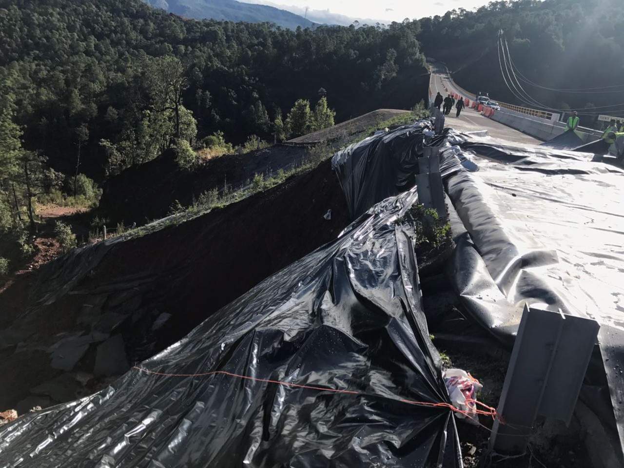 La Policía Federal reportó problemas de humedad sobre todo del kilómetro 111 al 172, deslizamientos y fallas en la estructura de la supercarretera. (TWITTER)