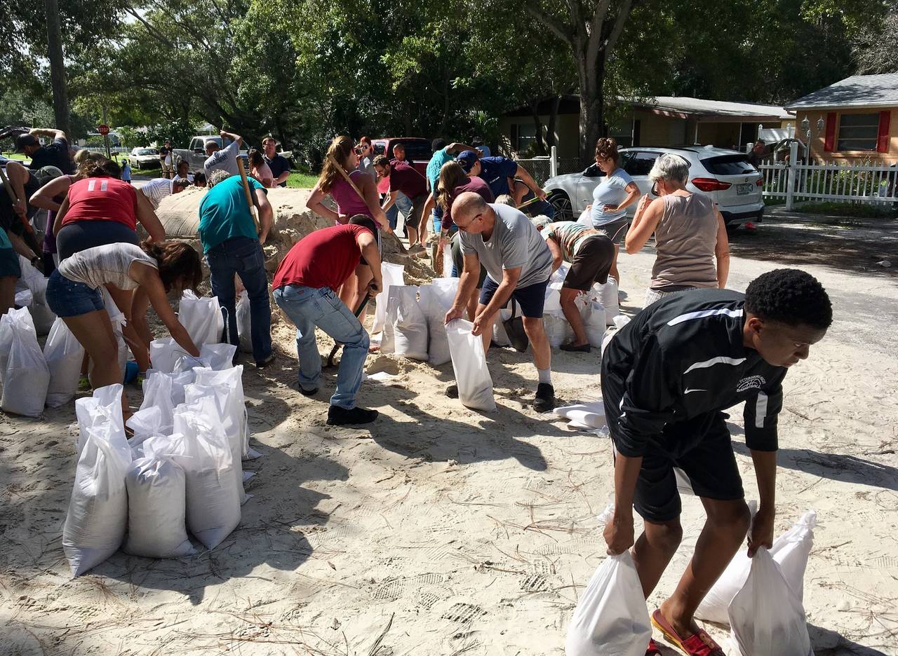 Se organizan. Habitantes de St. Petersburg, Florida, hacen costales de arena para protegerse del paso de Irma. (AP)