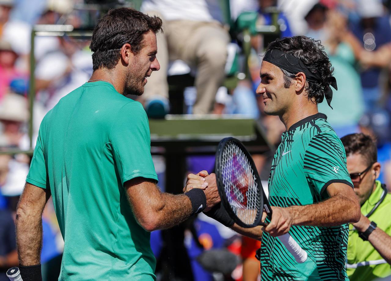 Roger Federer (d) y Juan Martín del Potro (i) se miden hoy en los cuartos de final del US Open. (Archivo)