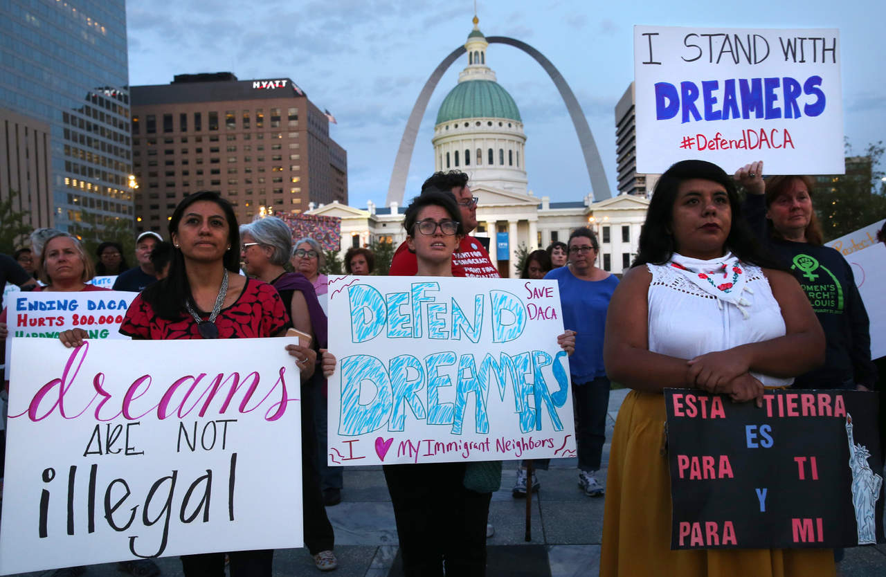 Reacción. En St. Louis, como en otras ciudades de EU, cientos de personas protestaron contra la cancelación del DACA. (AP)