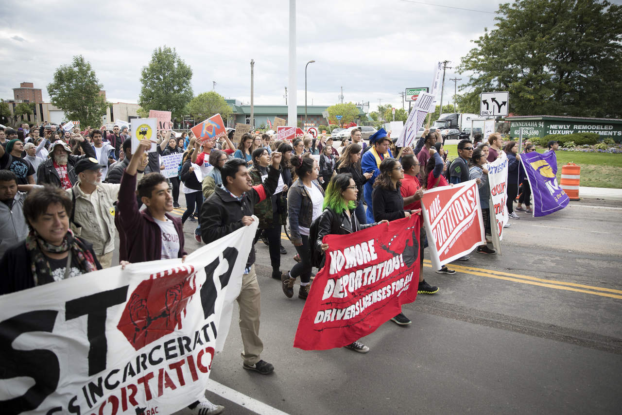 Reacción.En Minneapolis, como en otras ciudades de EU, cientos de personas protestaron contra la cancelación del DACA. (AP)