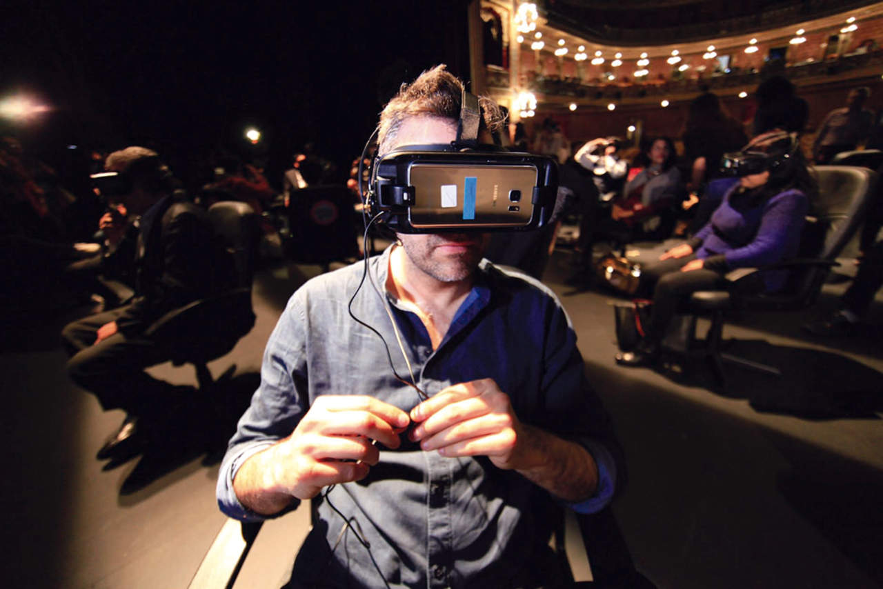 Espectador que disfruta del cortometraje de realidad virtual La
piedra de Juan Carlos Rulfo. Foto: Notimex/ Javier Lira Otero.