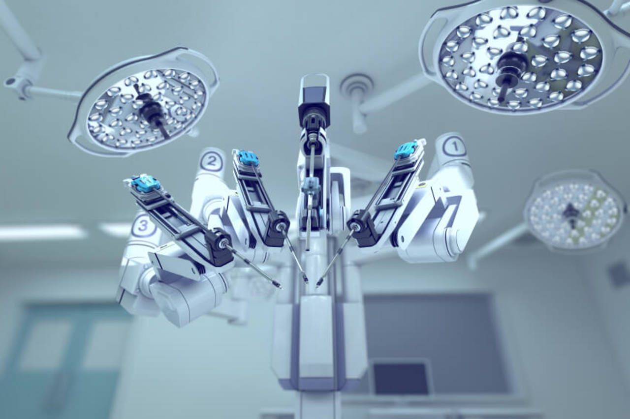 La cirugía robótica alcanzó su mayoría de edad, es una realidad que permite realizar intervenciones quirúrgicas complejas con un mayor nivel de precisión que rebasa, en una cirugía abierta, el rango de visión de los ojos y la movilidad de las manos humanas, lo que se traduce en la disminución de la morbilidad. (ARCHIVO)