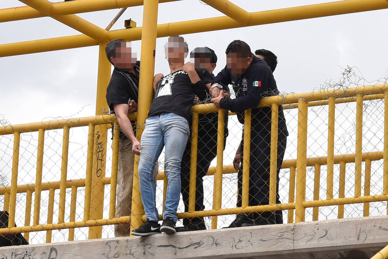 Rescate. Agentes de la Policía Municipal de Torreón impiden que joven se quite la vida; intentaba lanzarse de un puente peatonal.