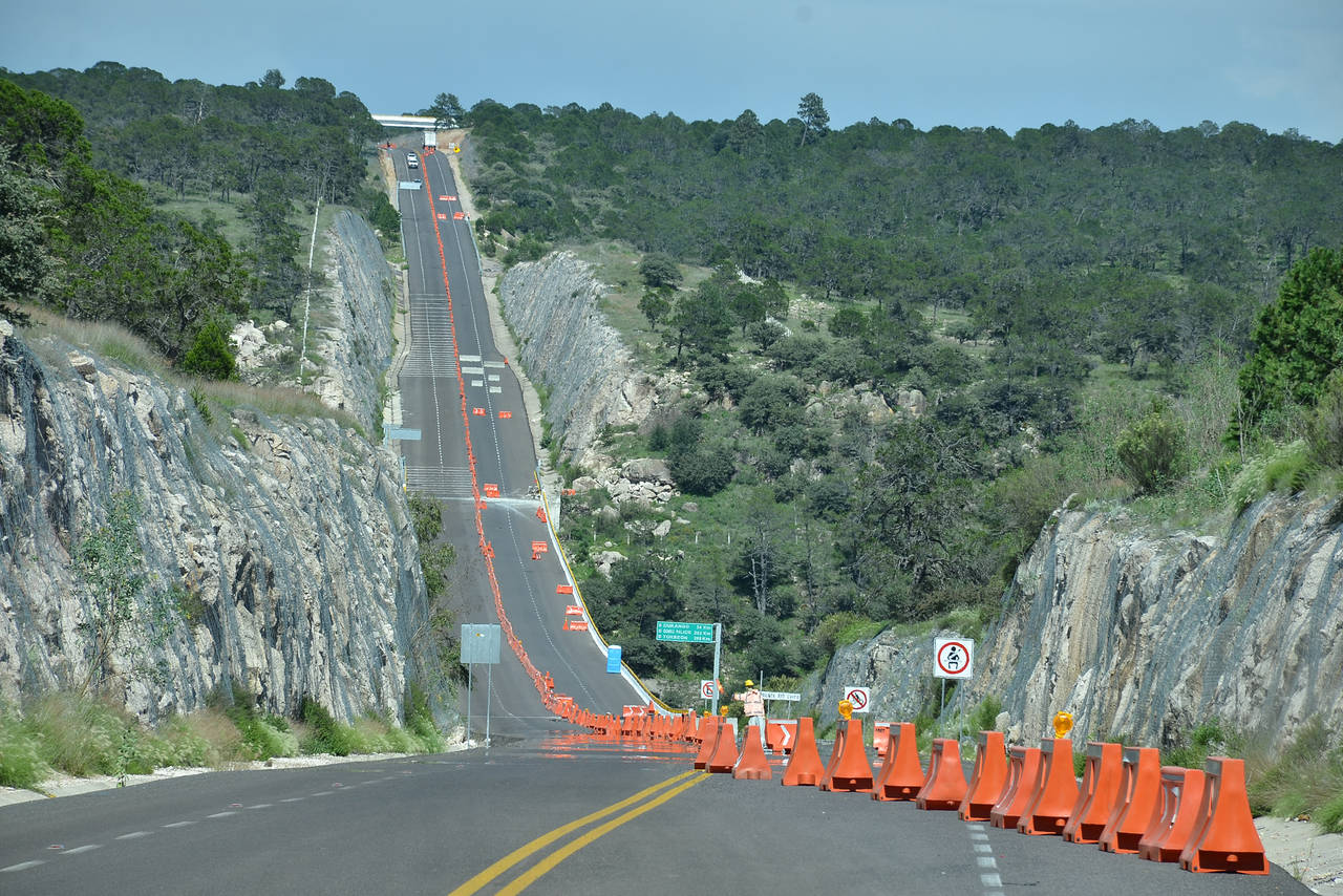Condición. Se mantiene el cierre total del tramo carretero por las reparaciones a un tramo de la vía. (EL SIGLO DE TORREÓN)