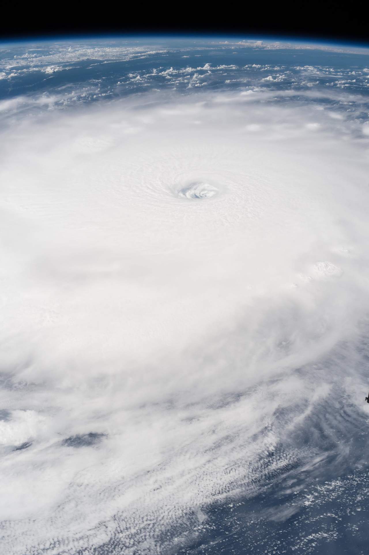 El ojo del huracán de categoría 5 Irma se moverá hoy sobre el norte de la costa de La Española (República Dominicana y Haití) y el sureste de Bahamas, tras haber dejado ya atrás Puerto Rico. (EFE)