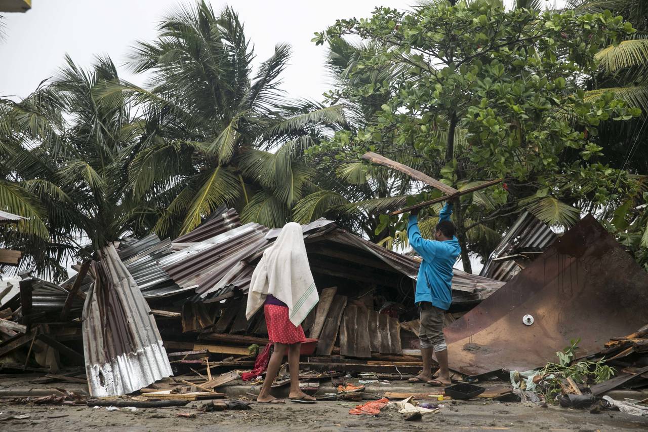 Destrucción. Los fuertes oleajes arrasaron viviendas en playas de República Dominicana. (AP)