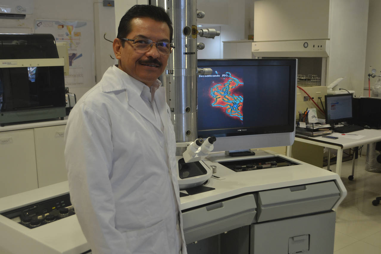 Proyecto. El doctor Hernández Terán, explicó que actualmente se encuentran cultivando células madre de origen dental. (ANGÉLICA SANDOVAL)