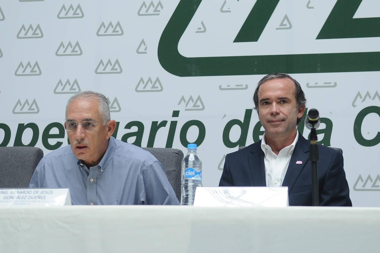 Relevos. En la imagen aparecen Gerardo González Dueñes, presidente del Consejo Regional Agropecuario y  Bosco De La Vega Valladolid, presidente de la CNA en la toma de protesta. (EL SIGLO DE TORREÓN/RAMÓN SOTOMAYOR)