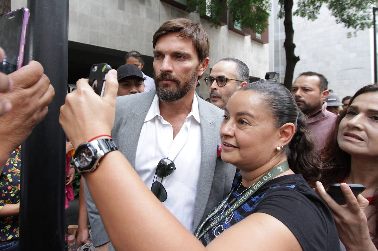 Enojo. Mujeres se manifestaron en contra del actor. (ARCHIVO)