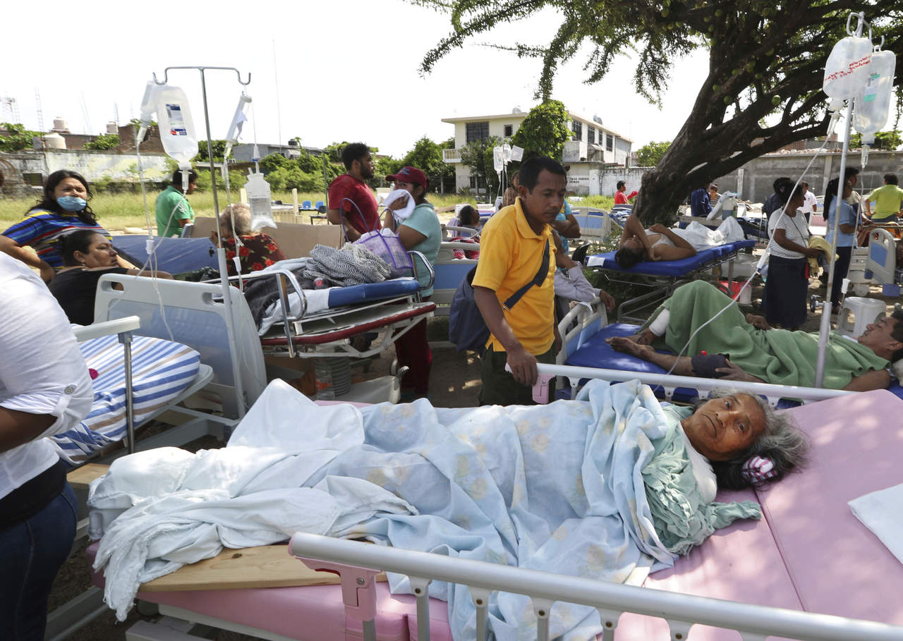 A salvo. En Juchitán de Zaragoza, uno de los municipios más dañados, varios pacientes tuvieron que permanecer en la calle, luego de los daños que sufrió la clínica local.