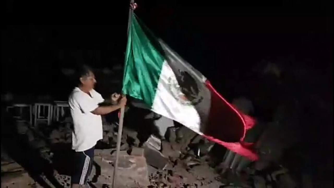 De pie. Esta persona de Juchitán, luego de ver que en el palacio municipal derrumbado estaba tirada una bandera, la levantó, la colocó en un palo y dejó en los escombros del lugar.