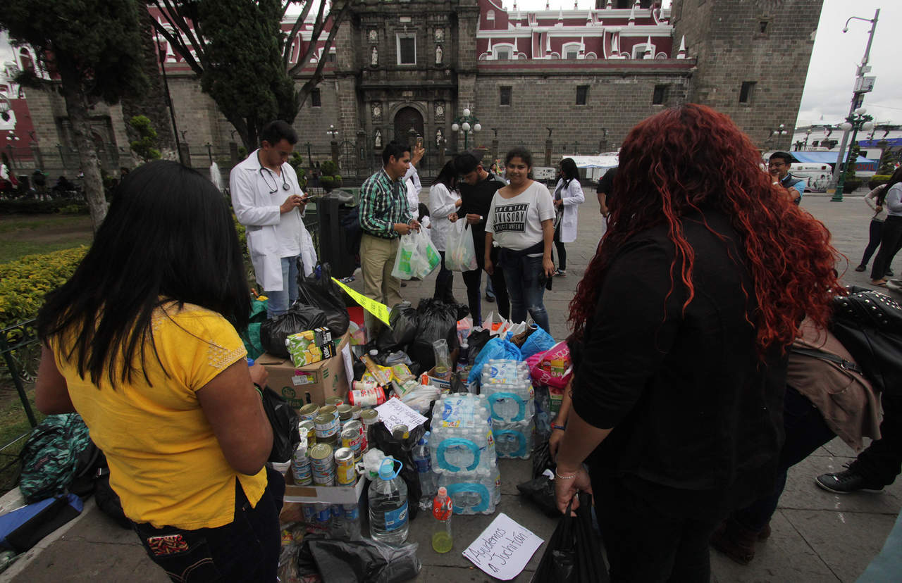 Ayuda. Ciudadanos de varias ciudades del país comenzaron a donar
víveres para los damnificados por el sismo.