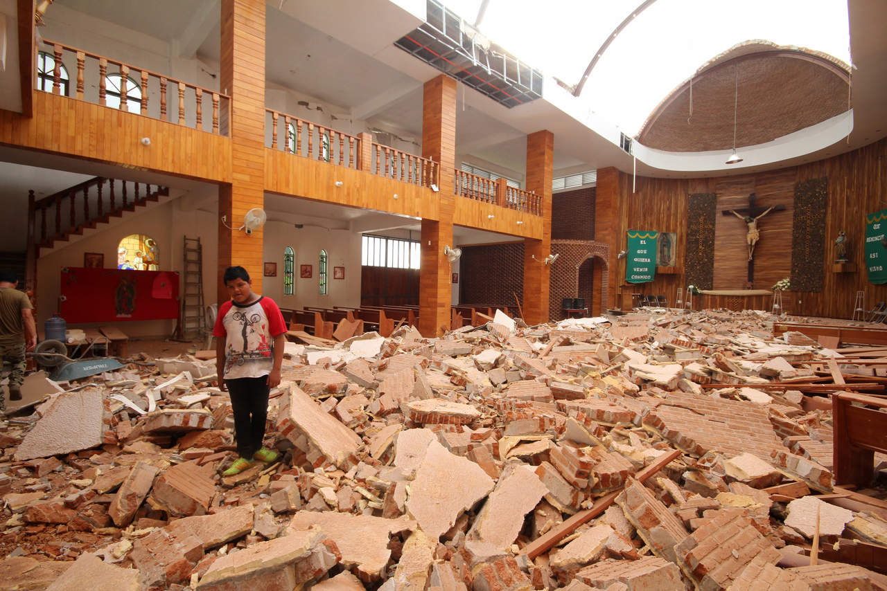 En la comunidad de Tonalá, casas, iglesia y edificios públicos sufrieron severos daños por el sismo de 8.2 grados Richter. (NOTIMEX)