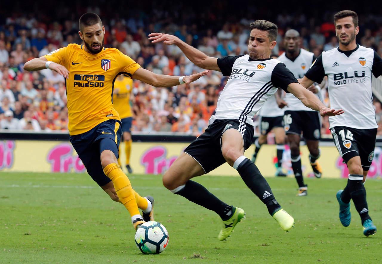 Atlético de Madrid llegó a cinco puntos tras el empate en casa del Valencia. (EFE)